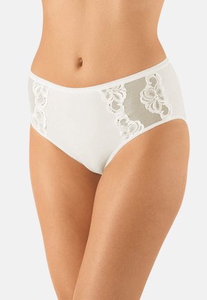 Weiße, hoch taillierte Damenunterwäsche mit floralen Spitzeneinsätzen an den Hüften, getragen von einem stehenden Modell vor neutralem Hintergrund.