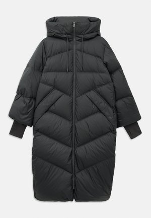 Lungo cappotto invernale imbottito nero con cappuccio, zip frontale completa, ampie tasche angolate e polsini allungati sulle maniche.