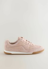 Baskets en daim rose avec un profil bas, un bout rond, une semelle intermédiaire blanche et une semelle extérieure en caoutchouc nature. Coutures discrètes et accents de design minimalistes.