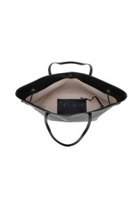 Svart totebag med texturerad ytfinish, öppen topp och två svarta handtag. Insidan har ljusbeige foder och en liten svart dragkedjeförsedd ficka.