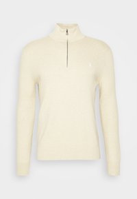 Krämfärgad, långärmad tröja med hög krage och halvmåttsslutning; textil med subtilt stickat mönster; liten logotypdetalj.