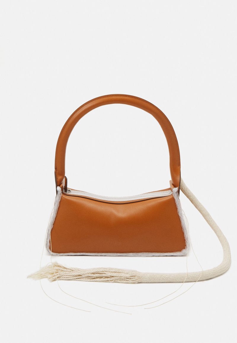 Borsa a mano in pelle marrone con un design strutturato, manico curvato e accenti testurizzati contrastanti in tessuto, dotata di chiusura a zip.