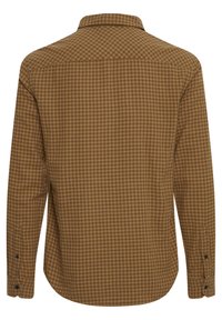 Camisa de franela a cuadros marrón, de mangas largas, con puños abotonados, cuello puntiagudo, dobladillo curvado, tejido texturizado con un pequeño patrón de cuadros.