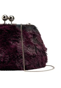 Fioletowa torebka kopertowa z futra syntetycznego o sztywnym kształcie, z metalowym zapięciem w kolorze srebrnym i łańcuszkowym paskiem. Miękka tekstura z błyszczącym wykończeniem.
