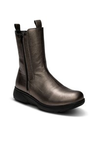 Metallic donkerbruin leren enkellaars met zijrits en zwarte rubberen zool, schuin weergegeven op een witte achtergrond.