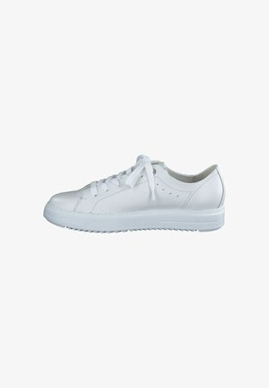 Witte leren sneaker met ronde neus, vetersluiting en platte zool. Bevat kleine ventilatiegaatjes en heeft een gladde textuur zonder patronen.