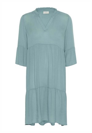 Svetlo modré šaty po kolená s výstrihom do V a riaseným golierom. Majú trištvrťové zvonové rukávy a vrstvenú, naberanú sukňu.