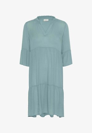 Lichtblauw, jurk tot de knie met een V-hals en een gerimpelde kraag. Heeft driekwart bell mouwen en een gelaagde, verzamelde rok.