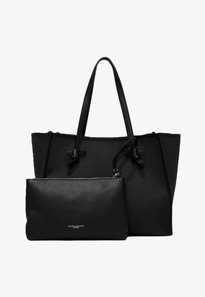 Zwarte draagtas met lange handvatten en een bijpassend zwart etuitje met rits waarop "Gianni Chiarini Firenze" staat vermeld aan de voorkant.