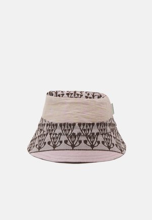Beige en lichtroze emmerhoed met donkerbruine botanische print op de rand en de bovenste band, textuurstof en een klein stoffen label aan de zijkant.