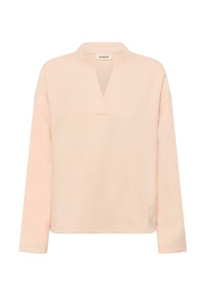 Pull-over rose clair avec un col en forme de cranté, manches longues et coupe décontractée. Tissu doux avec une texture lisse, coutures minimalistes et sans motifs.