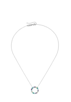 Silberne Kette mit rundem Anhänger, verziert mit mehrfarbigen Edelsteinen in Lila-, Grün- und Blautönen.