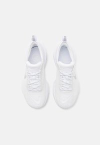 Scarpe sportive bianche con parte superiore in mesh, punta tonda, lacci piatti e suola testurizzata. Presentano uno swoosh argento e dettagli riflettenti.