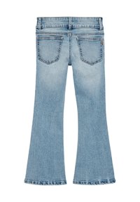 Svetlomodré rozšírené rifle vyrobené z denimu, s vysokým pásom, dvoma zadnými vreckami a jemne bledou textúrou. Spodný lem je mierne roztrhnutý.