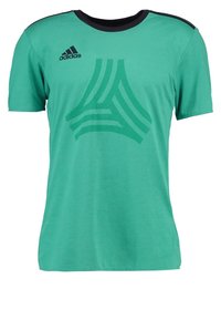 Zielona koszulka sportowa z czarnym kołnierzykiem i akcentami na ramionach, zdobiona subtelnymi geometrycznymi wzorami w ciemniejszym odcieniu zieleni.