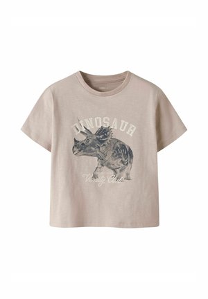 Beige t-shirt med korte ærmer med et grafisk motiv af en triceratops-dinosaur og teksten "DINOSAUR Varsity Club" på forsiden.