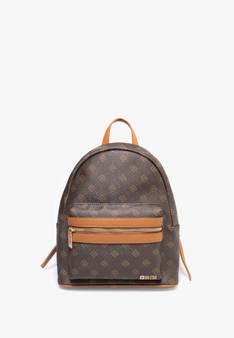 Sac à dos marron en matériau texturé, doté d'une poche zippée à l'avant, d'accents beige et d'une forme arrondie avec deux bretelles.