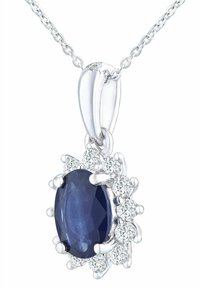 Ovāls zils dārgakmens kulons sudraba ietvarā, ko ieskauj nelieli caurspīdīgi akmentiņi, piestiprināts pie smalka ķēdītes.