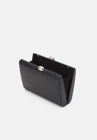 Pochette en simili cuir noir avec une texture crocodile, de forme rectangulaire, fermoir argenté et un intérieur ouvert pour un accès facile.