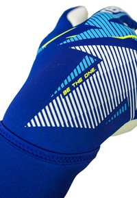 Gant de sport bleu avec motifs géométriques blancs et bleu clair et texte jaune « BE THE ONE » sur le dos de la main.