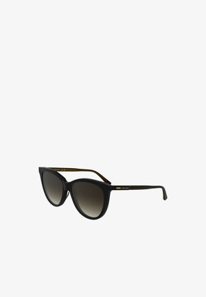 Kat-oog zonnebrillen met zwarte matte frames, gradient grijze glazen en gouden accenten op de tempels. Smooth textuur, modern ontwerp.