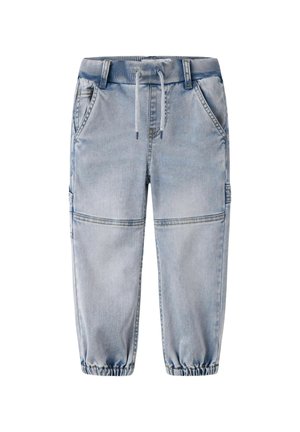 Pantalon jogger en denim bleu clair avec taille et chevilles élastiquées, cordon de serrage, poches avant et latérales, et détails de coutures au-dessus des genoux.