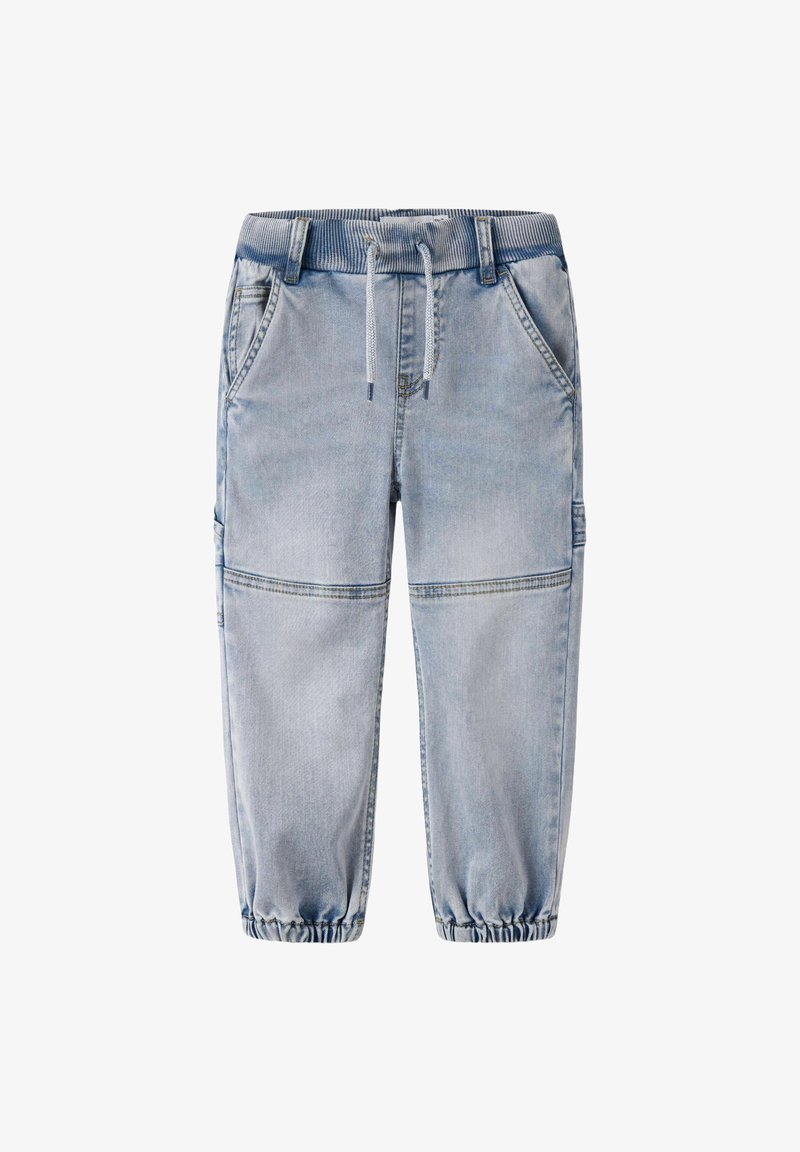 Világoskék farmer anyagú dzsogger nadrág rugalmas derékpánttal és szegélyekkel, húzózsinóros megkötővel, elülső és oldalsó zsebekkel, valamint térd fölötti varrási részletekkel.