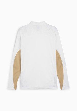 Top bianco a manica lunga con toppe beige sui gomiti, collo alto e tessuto liscio, mostrato da dietro su sfondo bianco.