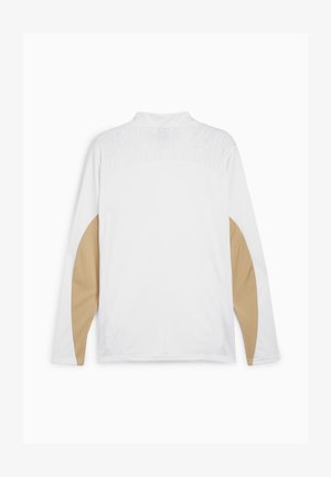 Top bianco a manica lunga con toppe beige sui gomiti, collo alto e tessuto liscio, mostrato da dietro su sfondo bianco.