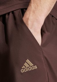 adidas Sportswear AEROREADY ESSENTIALS CHELSEA SMALL - Träningsshorts - shadow brown