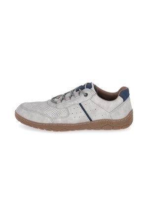 Herren Casual grauer Ledersneaker mit Perforationen, marineblauen Akzenten, brauner gepolsterter Sohle und Schnürverschluss, Seitenansicht.