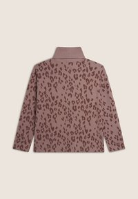 Topa de manga larga en color malva con un estampado de leopardo en marrón oscuro y un cuello ancho. Tejido suave con una textura lisa.
