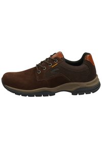 Bruine suède schoenen met een rubberen zool, voorzien van bruine leren accenten en gele details, ontworpen voor comfort en casual gebruik.