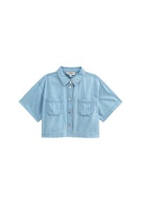 Camisa de mezclilla azul claro corta con botones en la parte frontal, mangas cortas y dos bolsillos delanteros. Textura suave con detalles de costura.