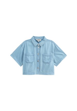 Lichtblauwe cropped denim overhemd met een knoopsluiting aan de voorkant, korte mouwen en twee voorzakken. Soepele textuur met stikseldetails.