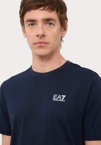 EA7 Emporio Armani Apdrukāts T-krekls - armani blue
