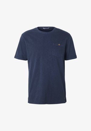 Tengerészkék rövid ujjú, kerek nyakú póló mellzsebbel, amelyen apró barna gomb található, egyszínű kivitelben.