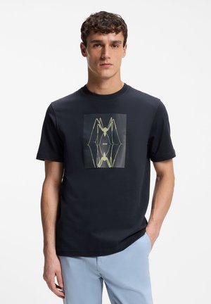 BOSS TE CREATURE - Nyomott mintás póló - dark blue