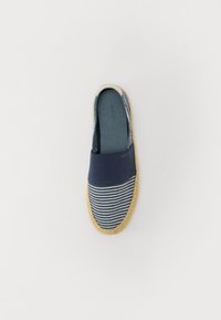 Espadrille en toile bleu marine avec un design rayé à l'avant, semelle en jute naturel et doublure intérieure bleu clair douce. Détail de marque subtil.