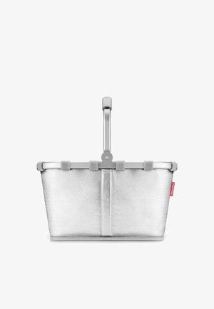 Silberfarbener, wiederverwendbarer Einkaufskorb mit zentralem klappbarem Griff und Stoffstruktur, mit einem kleinen roten Markenzeichen an der Seite.