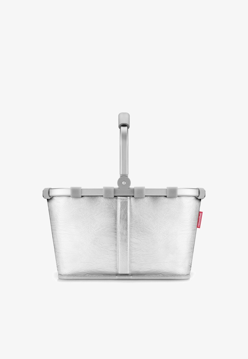 Panier de courses réutilisable argenté avec une poignée centrale pliable et une texture en tissu, doté d'une petite étiquette de marque rouge sur le côté.