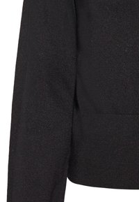 Maglione nero in un tessuto a maglia testurizzato, con maniche lunghe e orlo a coste. La silhouette complessiva è aderente e cropped.
