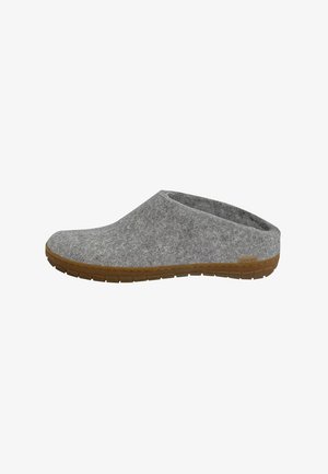 Lukkede grå filt slip-on tøfler med brun gummisål designet til indendørs komfort og nem påtagning.