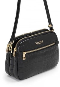 Borsa a tracolla nera in ecopelle con texture a coccodrillo, dotata di tre scomparti con zip e dettagli in metallo dorato.