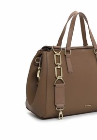 Braune Kunstleder-Handtasche mit glatter Textur, doppelten Griffen und einem abnehmbaren Kettenriemen. Goldfarbene Hardware und ein Reißverschlussdetail.