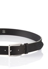 Ceinture en cuir noir avec une boucle rectangulaire en métal argenté, texture lisse, et cinq trous pour l'ajustement. Présente des détails de marque minimalistes.