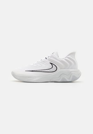 Chaussure de sport blanche avec une tige texturée, un design à accents noirs, un bout arrondi et une semelle sculptée et rembourrée pour le soutien.