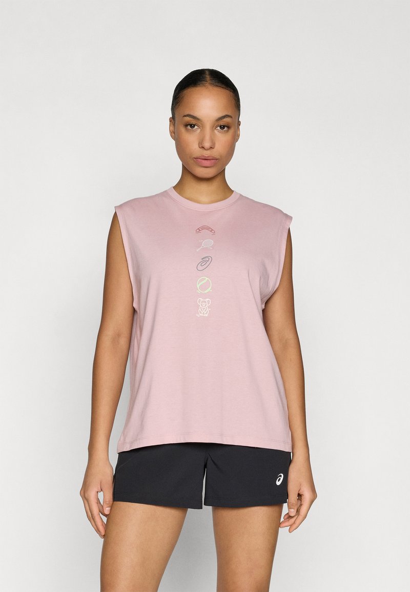 Αμάνικη ροζ βαμβακερή μπλούζα με γραφικά σχέδια που περιλαμβάνουν ψάρι, μπάλα και αρκούδα. Φορεμένη με μαύρη βερμούδα, προβάλλοντας άνετη εφαρμογή.