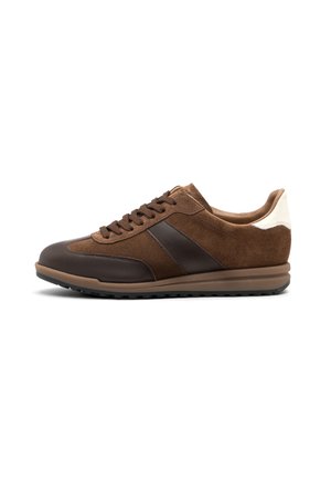 Sneaker in suede e pelle marrone con un cappuccio del toe e strisce laterali marroni scure, con un accento crema chiaro sul tallone e suola texturizzata.