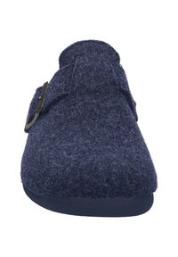 Chausson en feutre bleu marine avec un orteil arrondi, des dispositifs de boucle sur le côté et une surface texturée. Tige en tissu doux et design de semelle plate.